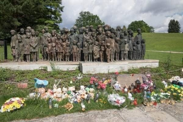 pierpi13's tweet photo. Il 2 luglio 1942, la maggior parte dei bambini di Lídice, un piccolo villaggio dell'allora Cecoslovacchia, furono consegnati all'ufficio della Gestapo.
Questi 82 bambini sono stati successivamente trasportati in un campo di sterminio a 70 km di distanza.  Una volta arrivati, sono stati gasati a morte.  Questa straordinaria scultura di Marie Uchytilová commemora questo massacro.
Un gruppo di sculture in bronzo, in omaggio ai bambini defunti.  La sua costruzione fu decisa nel 1969. Come simbolo di una tomba immaginaria dei 13 milioni di vittime più innocenti della guerra, i bambini, scelse come modello 82 bambini di Lídice soffocati nelle stanze a gas di Chelmno.
Gli ci sono voluti 20 anni per realizzare questa scultura, poiché utilizzava documenti antichi per riprodurre i volti dei bambini scomparsi e rappresentarli secondo la loro esatta dimensione.