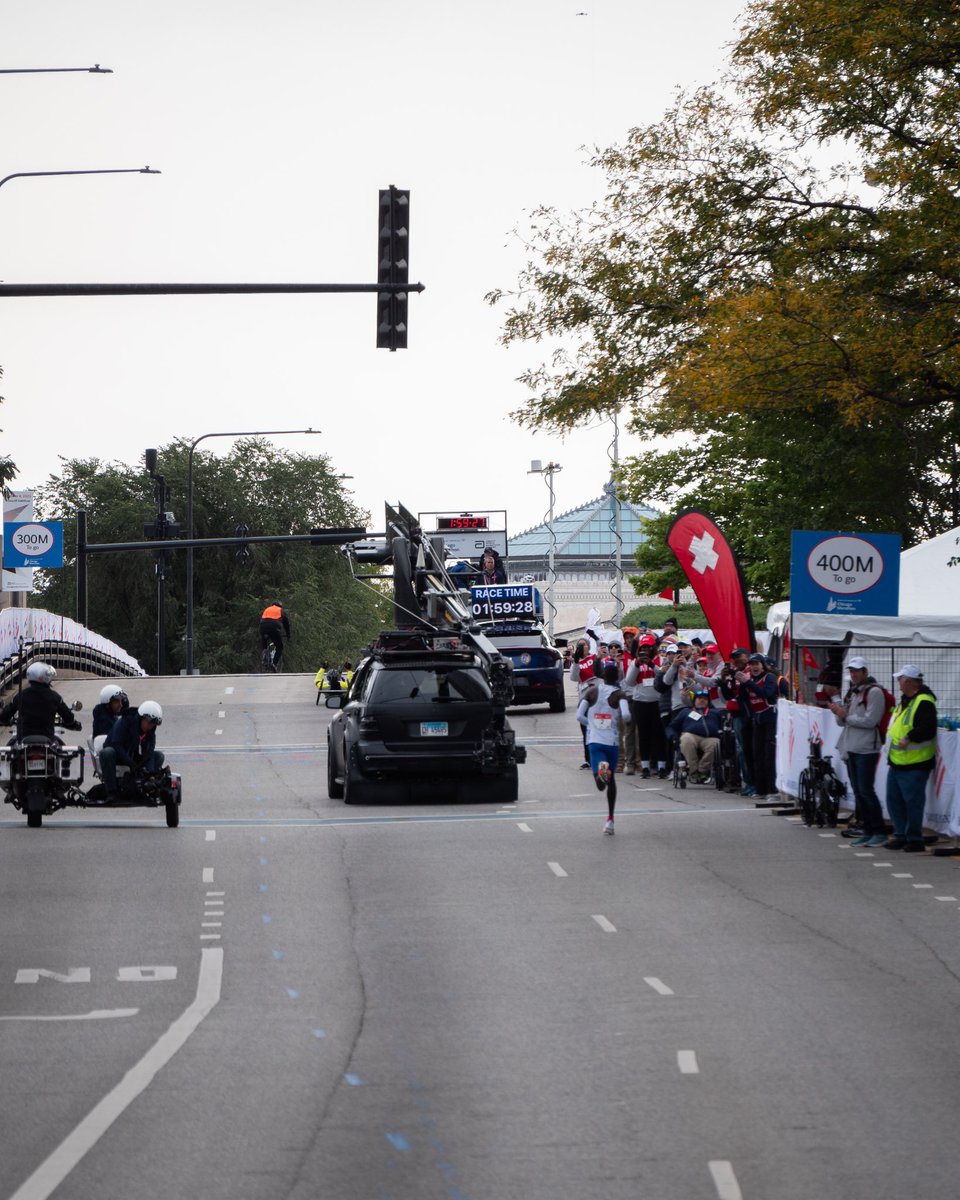 I just witnessed Kelvin Kiptum destroy the Marathon World Record 🤯