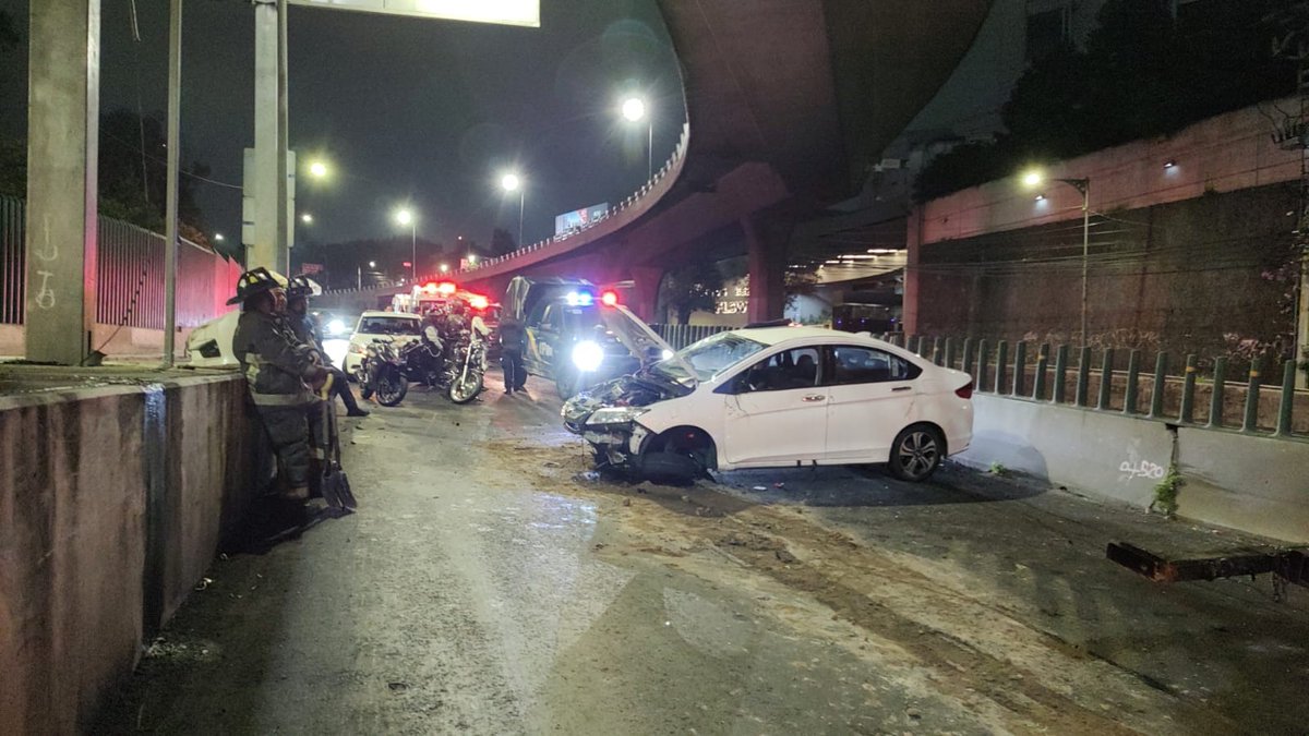CI_CDMX's tweet photo. #MientrasUstedDormía || Por la madrugada se registró un accidente en el que se vio involucrado un vehículo particular color blanco, ocurrió sobre Av. #Constituyentes y Av. #PaseoDeLaReforma, Col. #LomasAltas, @AlcaldiaAO.
Los Servicios de Emergencia laboraron en el lugar. https://t.co/A58UdwnmJz