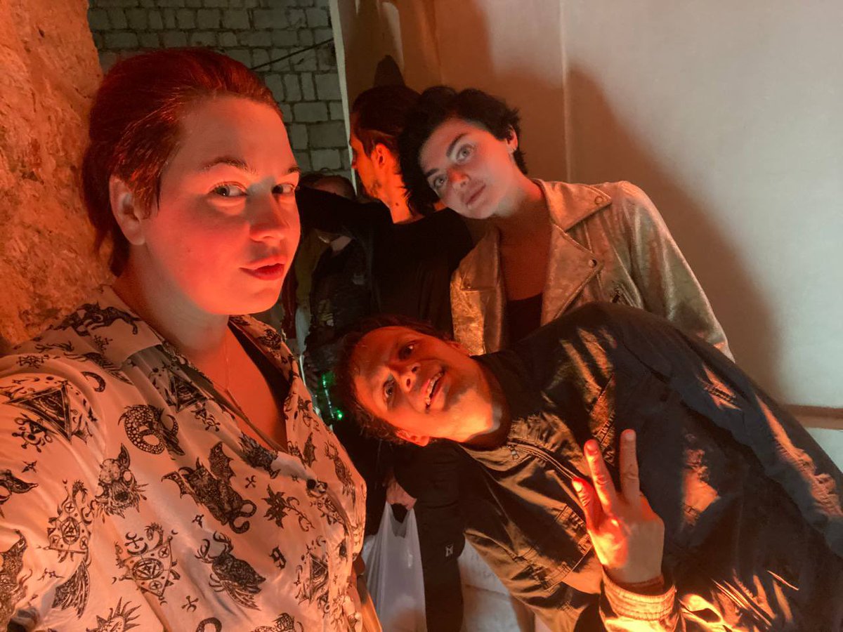 Поздравляли сладких котов молодоженов, обнимали друзей и тусили на обломках старой башни в море. 
Черногория очаровательна, но всегда есть но