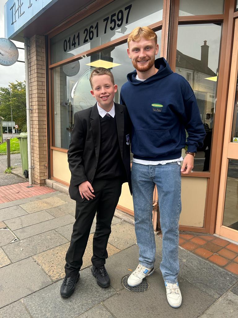 IsBhoy's tweet photo. The big man is a class act ,on and off the pitch  .You bump into him on your lunchtime break- you go down to pitch side he gives you his top as promised 💚🍀🇮🇪@CelticFC https://t.co/nZvyEsBUNd