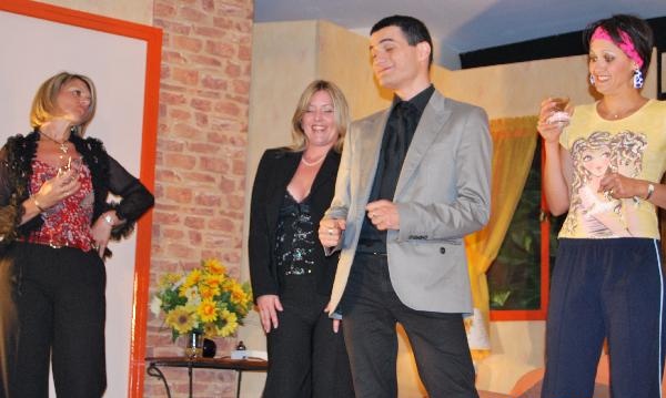 TheatreSylves06's tweet photo. "PYJAMA POUR SIX" de Marc Camoletti (1e juillet 2008)

Salle Bel'Aube - @LeCannetVille

Mise en scène : Vincent Bonfanti

Avec : Lucette Scanu, Marianne Chevallier, Julien Bonfanti, Claire-Anne Heraudet.

#theatre #CotedAzurFrance #Cannes #france #scene #comedy #humour @MTabarot https://t.co/AKneZuPd34