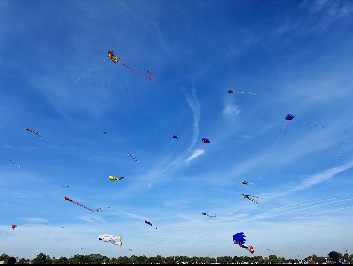 kelly_xm_'s tweet photo. Let’s go Fly a Kite , up to the highest height 🪁 
Blackheath Kite Festival -  Photography by Kelly Mew.
#kite #kites #kitefestival #letsgoflyakite #blackheathkitefestival #blackheathkiteflying #kitephotography #kitephoto #photography #blackheath #london #picoftheday https://t.co/Si1zw5JRD2