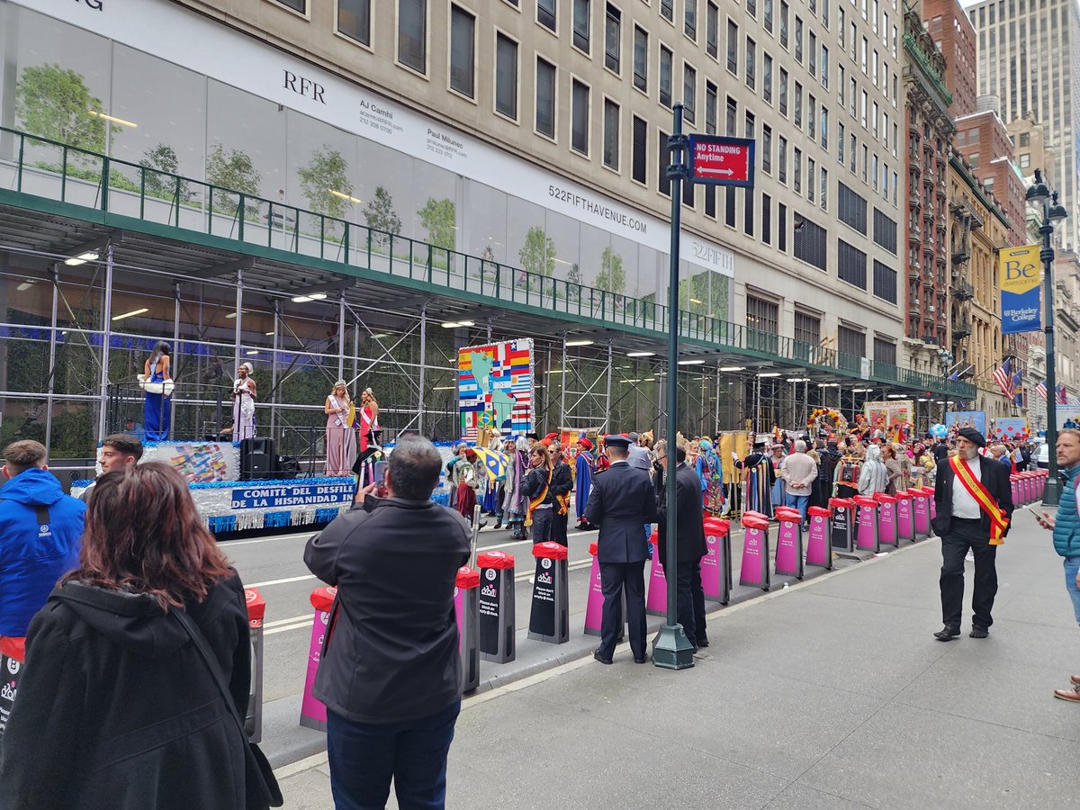stanleymwc's tweet image. Another parade blocking access to 5th Ave on a weekend day when Midtown is full of visitors...#NYC really doesn&apos;t want people to spend money in the city... #NYCProblems