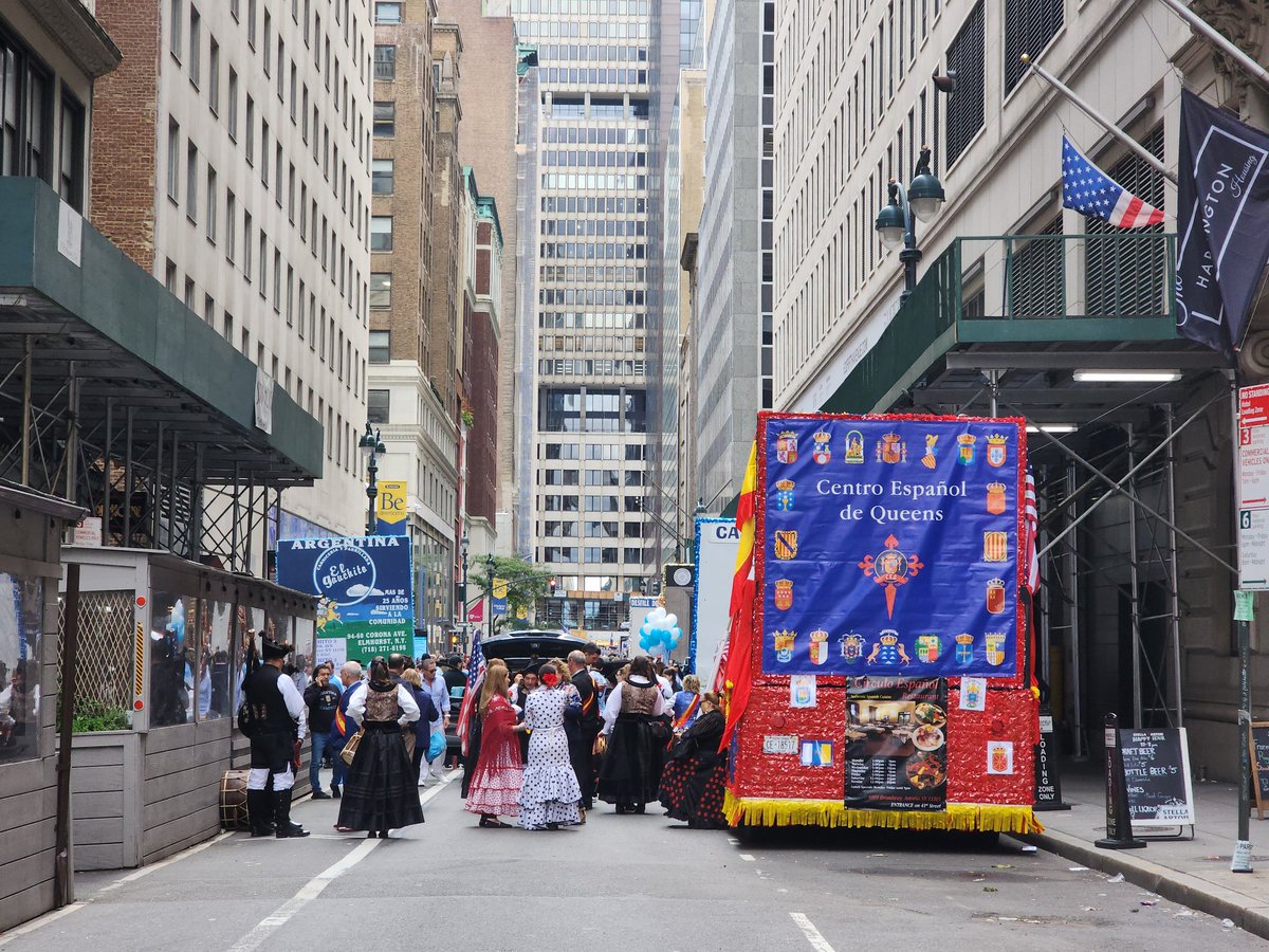 stanleymwc's tweet image. Another parade blocking access to 5th Ave on a weekend day when Midtown is full of visitors...#NYC really doesn&apos;t want people to spend money in the city... #NYCProblems