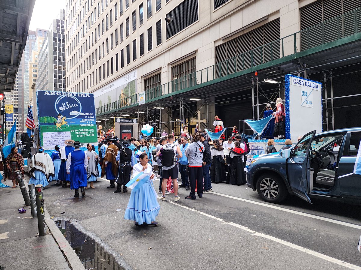 stanleymwc's tweet image. Another parade blocking access to 5th Ave on a weekend day when Midtown is full of visitors...#NYC really doesn&apos;t want people to spend money in the city... #NYCProblems