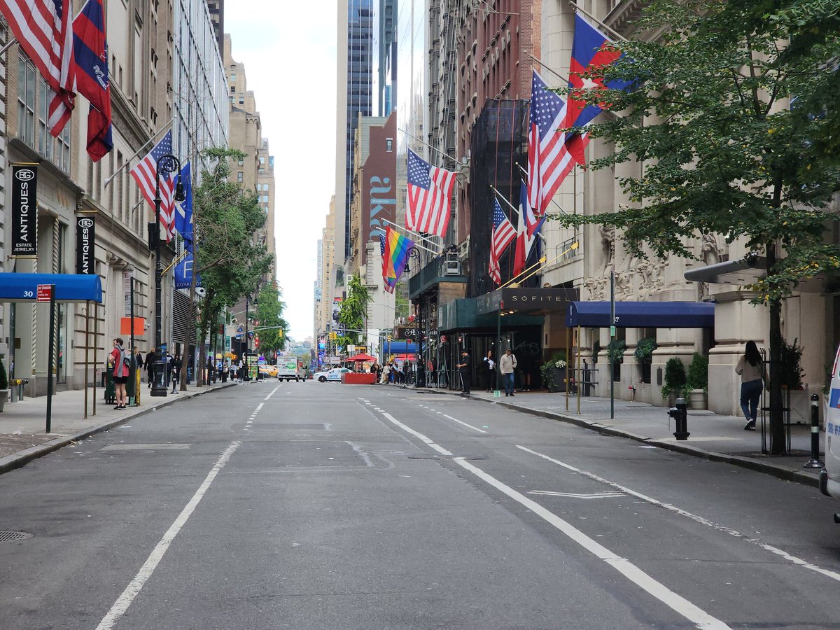 stanleymwc's tweet image. Another parade blocking access to 5th Ave on a weekend day when Midtown is full of visitors...#NYC really doesn&apos;t want people to spend money in the city... #NYCProblems