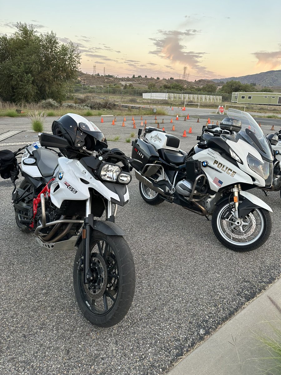 SESMotors's tweet photo. Day 7 of Motor School is rolling. School bikes are parked and BMW RT’s are on the track. https://t.co/i6vx5w3ITB