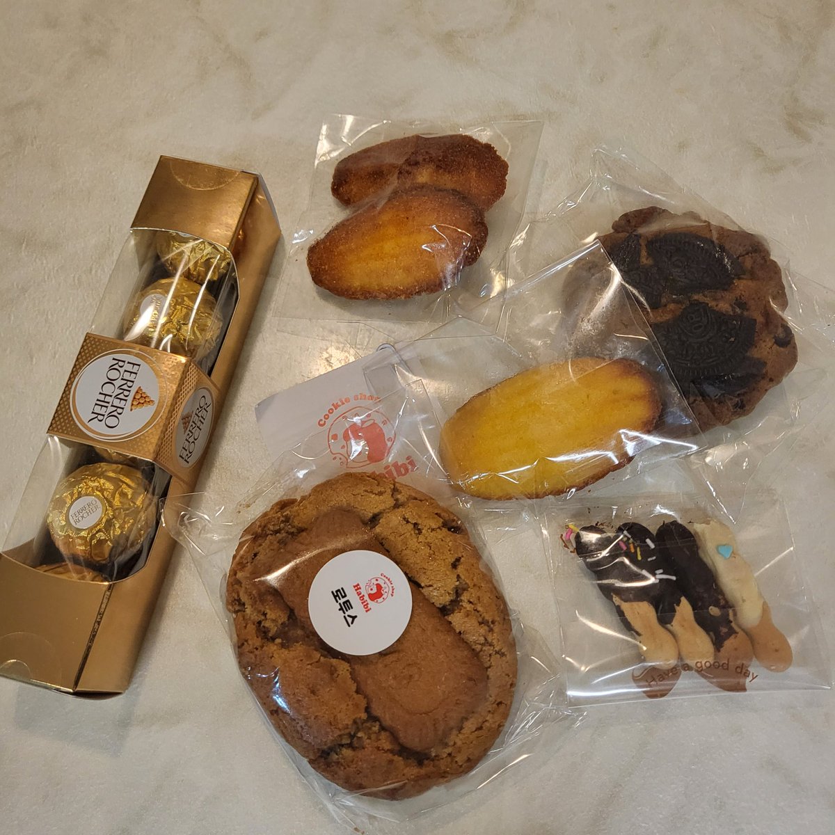 오늘 컨텐보러갔는데 
알아봐주시고 이것저것 주신분들 감사합니다
맛있게먹을게용 마들렌인가 뭔가 하나는 제가 이미 먹어버림 ㅎㅎ..