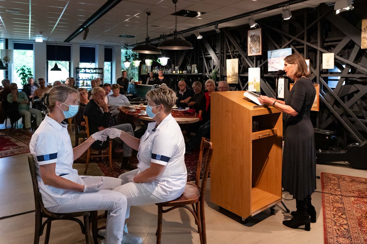 De Gysbert Japicxpriiswike is úteinset mei in hommaazje oan Jetske Bilker 🤩 De Gysbert Japicxpriiswinner waard hjoed yn it sintsje set yn Kafee De Gouden Leeuw. Kijk hier voor de andere activiteiten in de komende week 👉 tinyurl.com/586npdve 📸 Natalia Balanina
