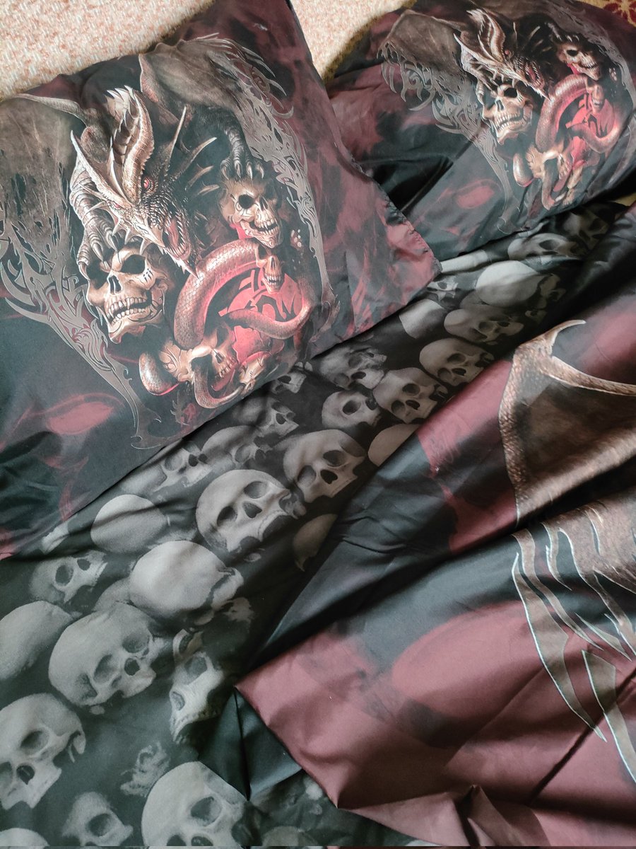 I pleased myself with new #bedlinen 👹☠️🛏️🤟 #Halloween is coming!🎃
#skull #gothic #dark #fantasy