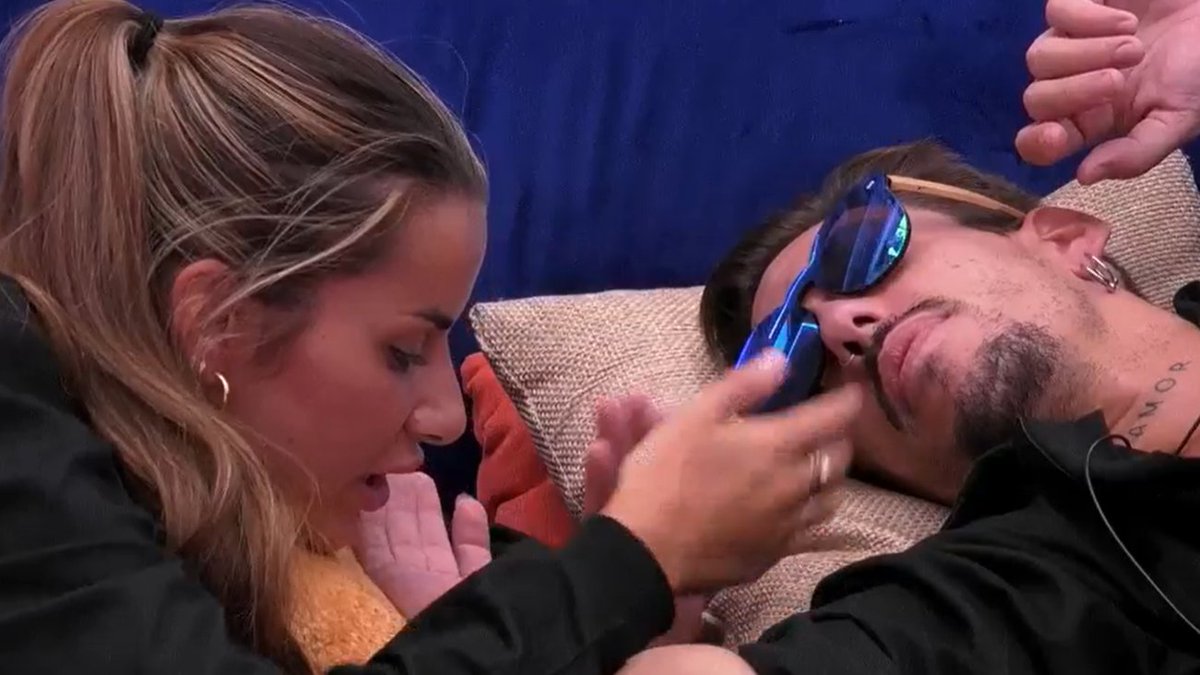 noah90_'s tweet image. ¿Qué clase de persona premia una infidelidad?
¿Qué clase de persona permitiría que 2 personas hayan pasado un mal trago por personas egoístas? #GHVIP8O 

Por no mencionar el PÉSIMO contenido que dan. #ghvipdbt3