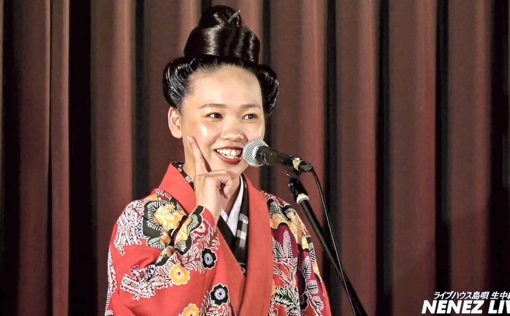 sahasra_bhuja's tweet photo. 🌺10/8 ネーネーズ配信の見所🌺
@nenez_okinawa

沖縄版ラップのようなこの曲。
早口の沖縄語で、意味はわからなくてもお互いのやり取りが面白い(^^)
るんちゃん、口紅は2回塗っちゃだめよ❤

やっぱり4人揃ったネーネーズが良いね💚❤💛💙

#ネーネーズ　#KUDUCHI https://t.co/SsgKbMsEdK