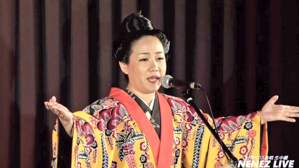 sahasra_bhuja's tweet photo. 🌺10/8 ネーネーズ配信の見所🌺
@nenez_okinawa

沖縄版ラップのようなこの曲。
早口の沖縄語で、意味はわからなくてもお互いのやり取りが面白い(^^)
るんちゃん、口紅は2回塗っちゃだめよ❤

やっぱり4人揃ったネーネーズが良いね💚❤💛💙

#ネーネーズ　#KUDUCHI https://t.co/SsgKbMsEdK
