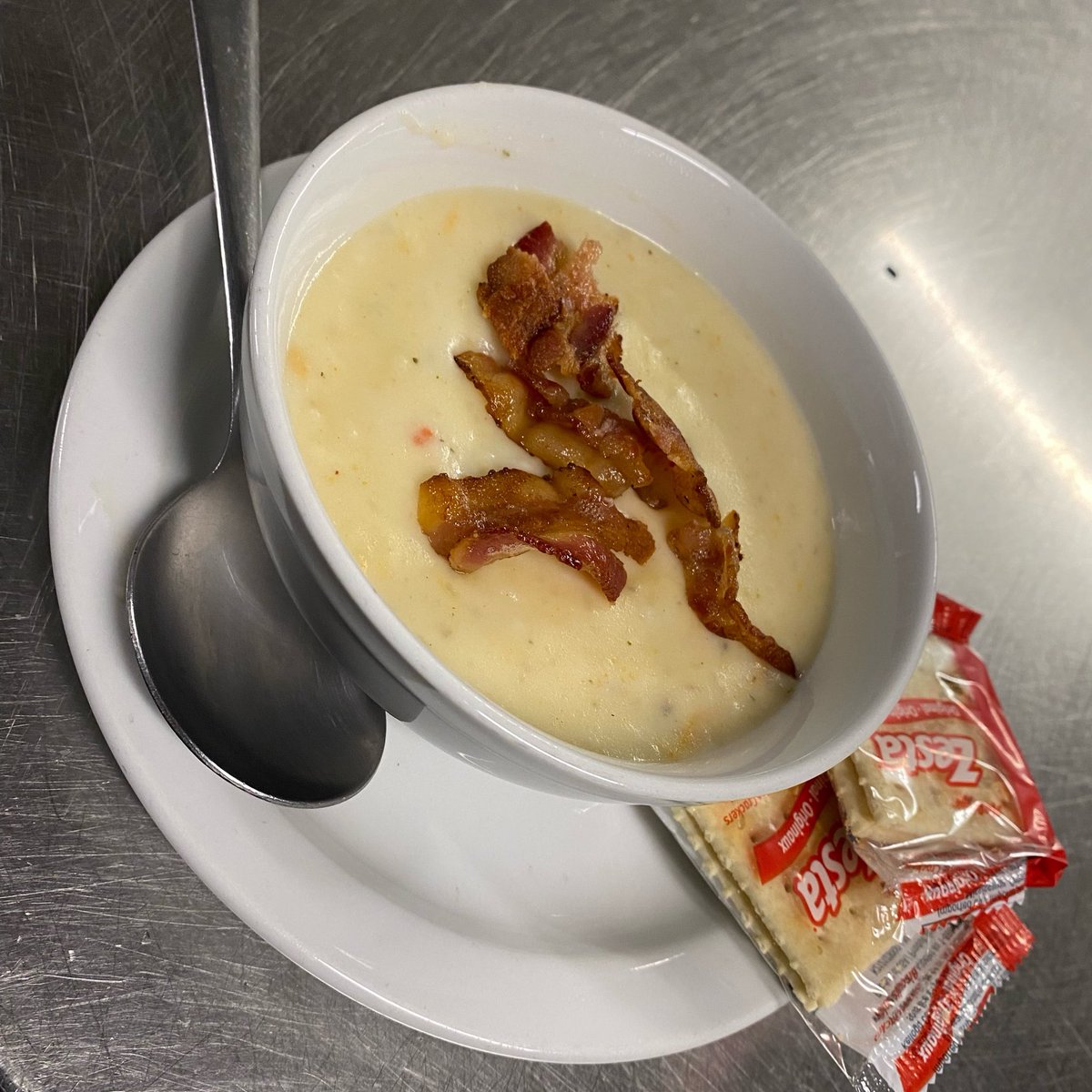 Come warm up inside the Tavern today for lunch! Enjoy a bowl of potato bacon soup for only $6.
•
•
•
#westviewtavern #westviewisthebestview #peleeisland #lakeerie #twepi #soupseason