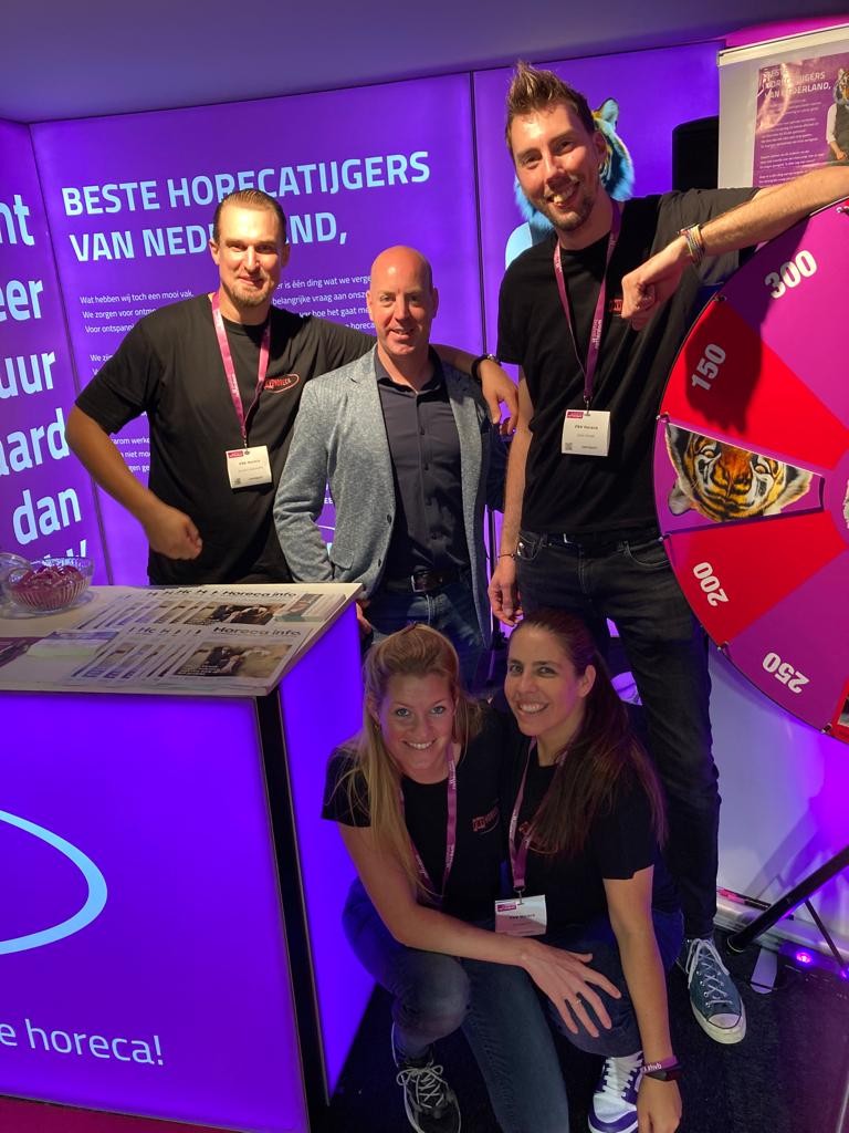 De Horecabond (@dehorecabond) on Twitter photo Vanaf morgen vind je ons <a href="/bbbmaastricht/">bbbmaastricht</a> op F.420! 🎊
Praat mee over wat jij belangrijk vindt voor een nieuwe cao, stel al je vragen over je werk en maak met ons Rad van fortuin kans op gave prijzen! 🏆 Tot dan?
#horeca #horecabeurs #horecatijger #caohoreca #horecawerk Vanaf morgen vind je ons <a href="/bbbmaastricht/">bbbmaastricht</a> op F.420! 🎊
Praat mee over wat jij belangrijk vindt voor een nieuwe cao, stel al je vragen over je werk en maak met ons Rad van fortuin kans op gave prijzen! 🏆 Tot dan?
#horeca #horecabeurs #horecatijger #caohoreca #horecawerk
