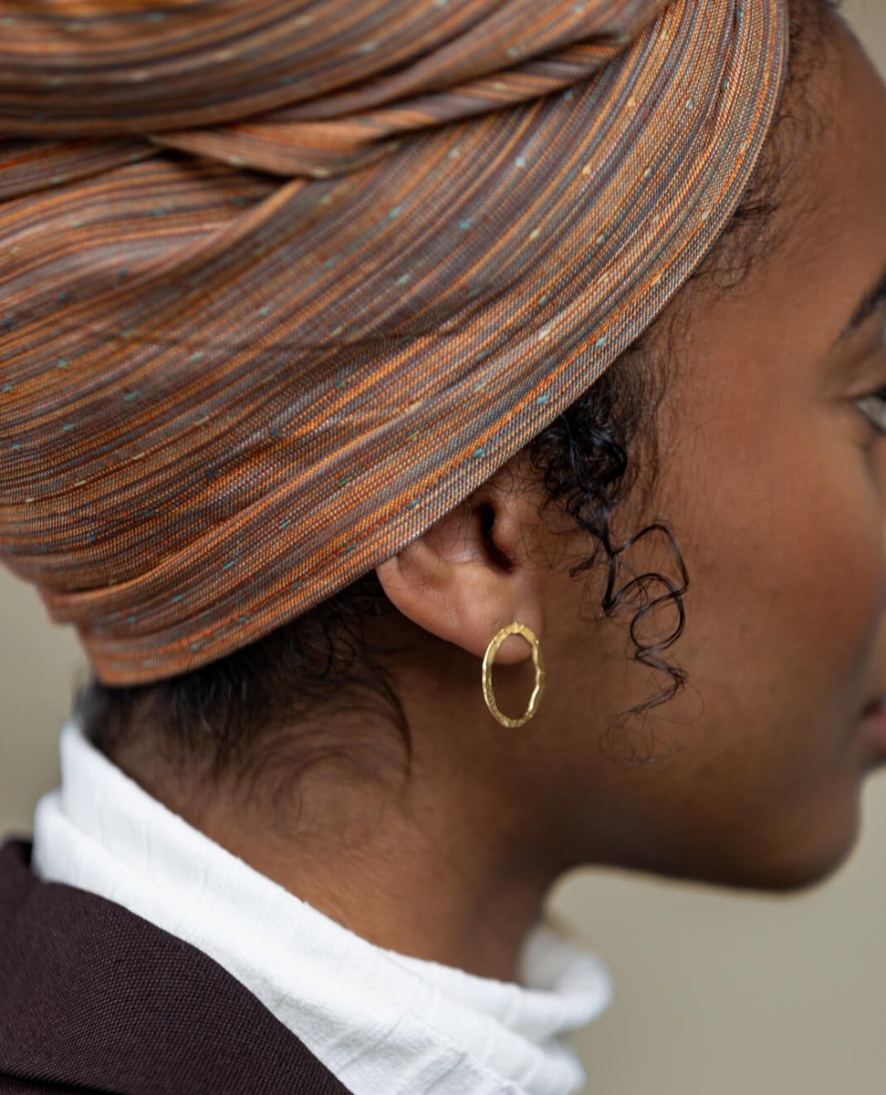FanmDjanm's tweet photo. It's all about the details, darling 🌸⁠
⁠
Aliyah wears our handmade Bisque Headwrap and Lingua Nigra Small Boulder Earrings. Lingua Nigra is part of our Ti Mache, a market of brands we love for their pieces AND their values. https://t.co/ZcotjjqKYy