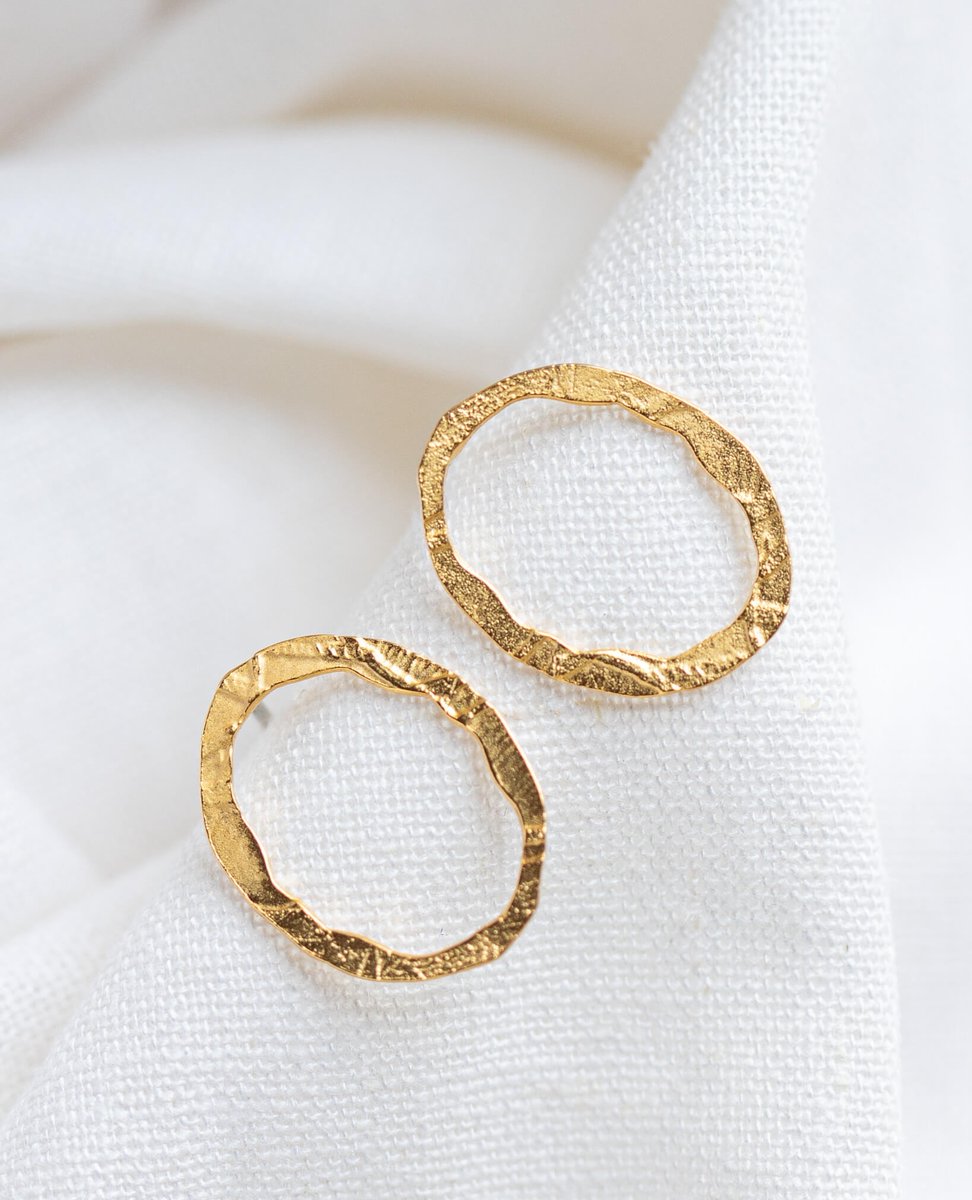 It's all about the details, darling 🌸⁠
⁠
Aliyah wears our handmade Bisque Headwrap and Lingua Nigra Small Boulder Earrings. Lingua Nigra is part of our Ti Mache, a market of brands we love for their pieces AND their values.