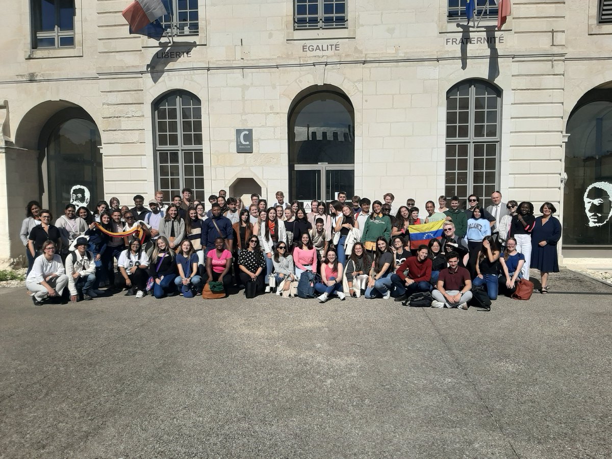 Vendredi 6 octobre, 90 assistants du 🌍entier de 30 nationalités différentes 🤩ont été accueillis par Mme la Rectrice. 🙏à @poitiersfr pour le🎁 du Petit Futé offert à tous les assistants après le rallye dans la capitale de l'éducation 📚et des LV🇪🇦🇩🇪🇬🇧🇮🇹🇨🇳🇺🇸