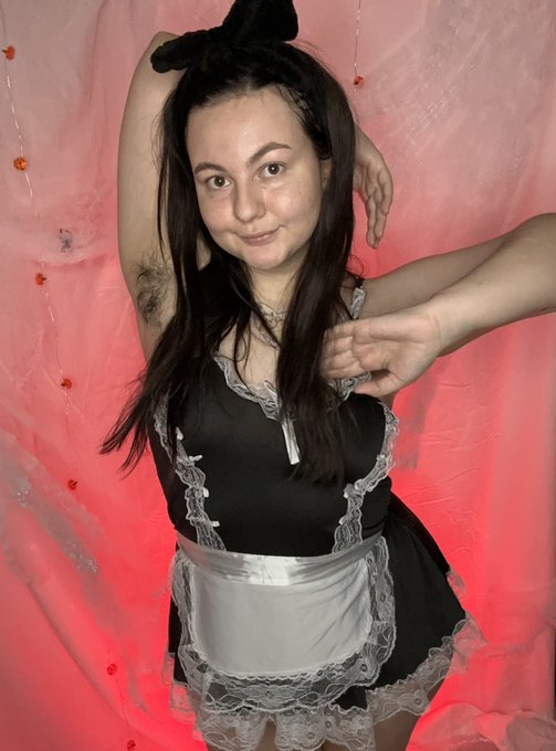 Hairy armpits girl wants to clean your house 🧹 https://t.co/MfLmtH415a