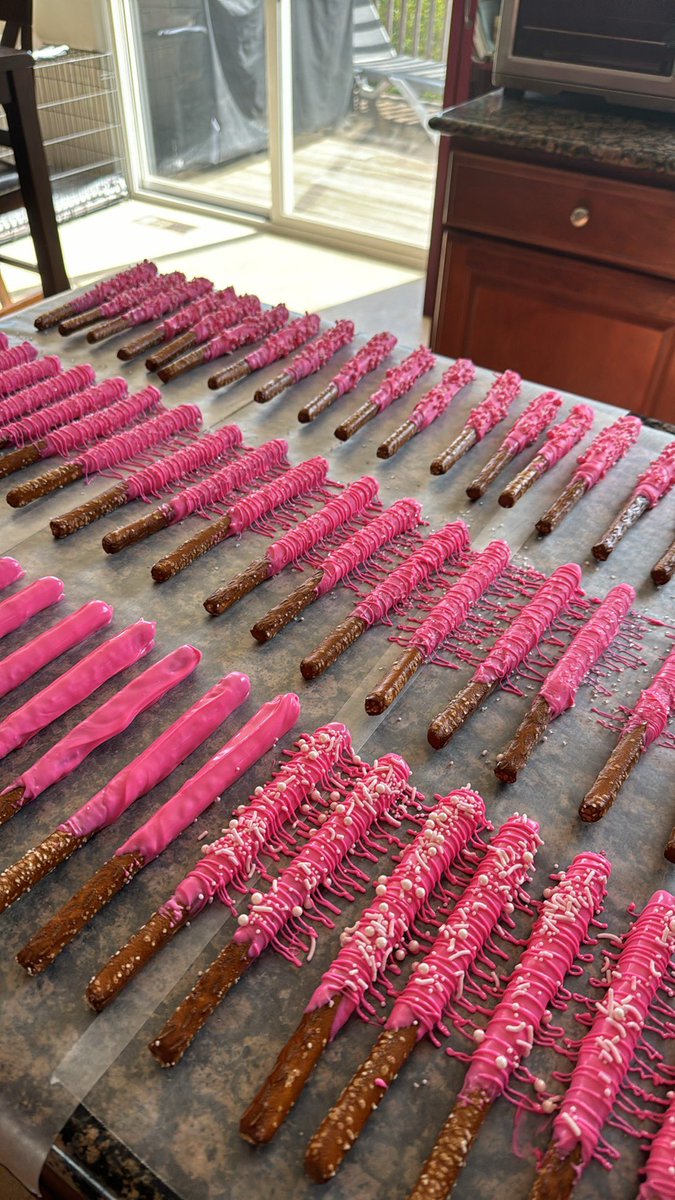 thefrogpond102's tweet photo. #PinkOutNight prep! https://t.co/OKSUOteodB