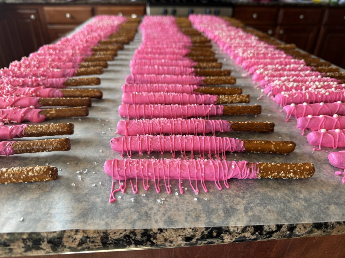 thefrogpond102's tweet photo. #PinkOutNight prep! https://t.co/OKSUOteodB