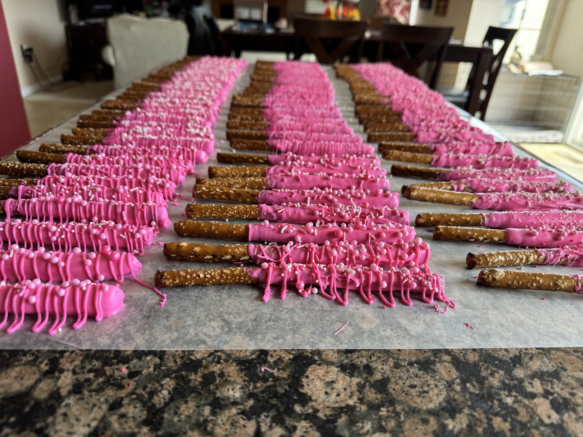 thefrogpond102's tweet photo. #PinkOutNight prep! https://t.co/OKSUOteodB
