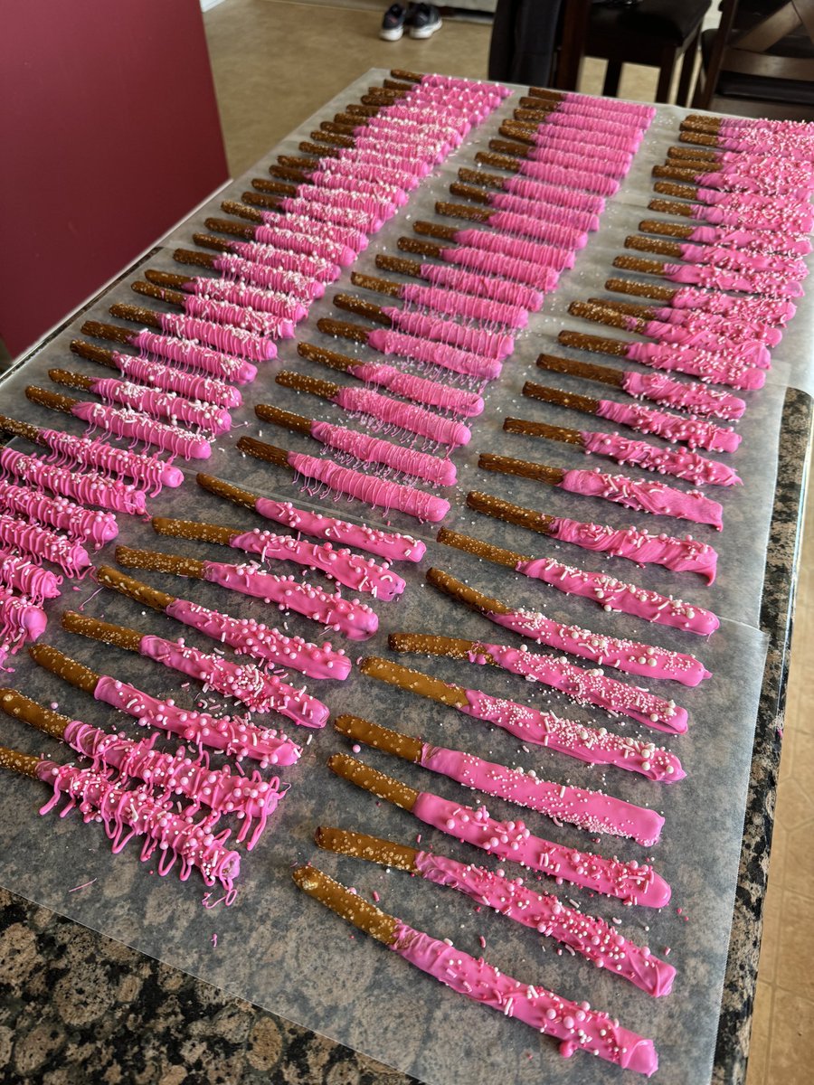 thefrogpond102's tweet photo. #PinkOutNight prep! https://t.co/OKSUOteodB