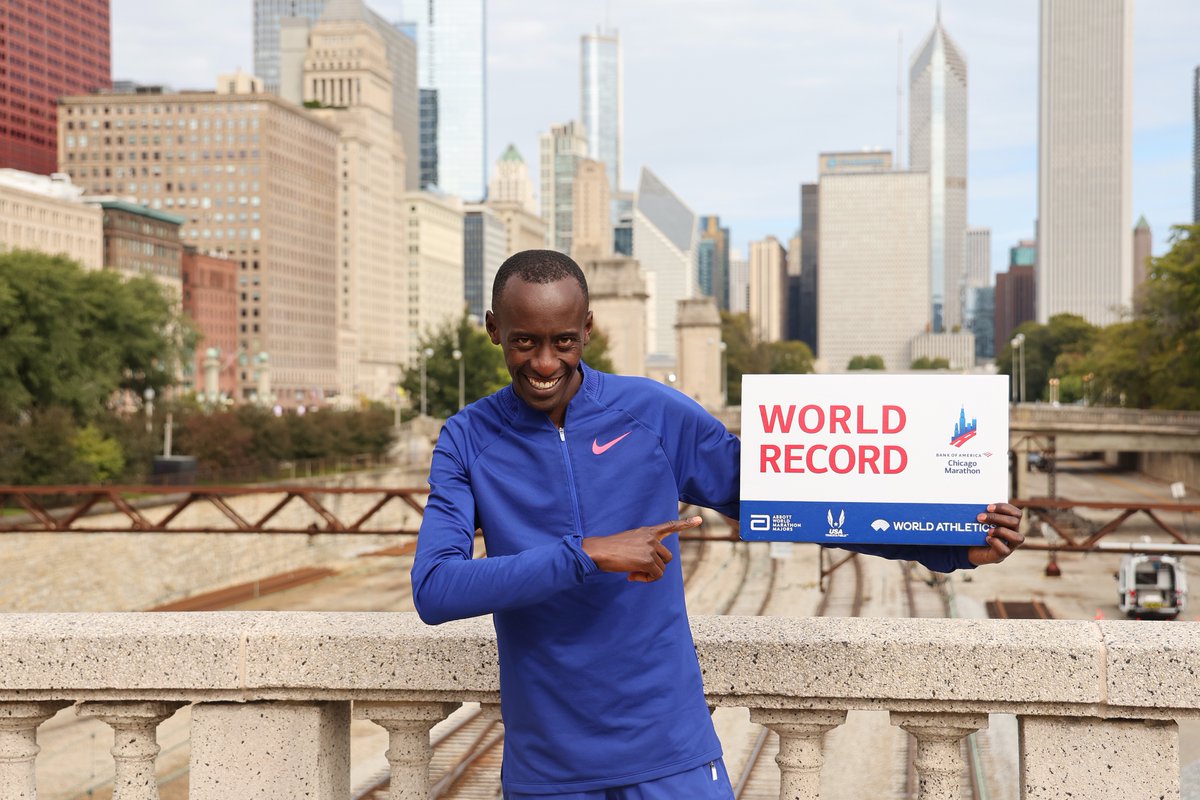 AthleticsWeekly's tweet photo. Kelvin Kiptum's 5km splits from his world marathon record at the Chicago Marathon (2:00:35) 🔥

5km: 14:26
10km: 28:42 (14:16)
15km: 43:09 (14:27)
20km: 57:39 (14:30)
Half: 60:48
25km: 72:04 (14:25)
30km: 1:26:31 (14:27)
35km: 1:40:22 (13:51)
40km: 1:54:23 (14:01)
Finish: 2:00:35 https://t.co/sqMLLZI0LP