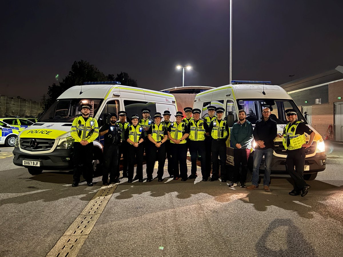 CheshPolSC's tweet photo. NEWS | Last night 15 specials, led by S/CI Andrew and S/INSP Mann, booked on duty to provide additional resilience to City Centre policing and support Cheshire’s Safer Streets initiative. 

Officers also responded to several emergency incidents, including an assault and an RTC 🚔 https://t.co/eXkJvhzfai