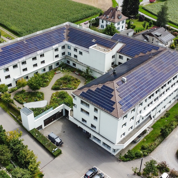 Dank einer 413 kW PV-Anlage (welche von 107 Kleininvestoren finanziert wurde) &amp; elektrifizierter Warmwasseraufbereitung, ist dieses Pflegeheim nicht mehr auf teuer importiertes Erdgas für‘s Warmwasser angewiesen.
Heimische Energien sind gut für uns und schlecht für Fossilisten.