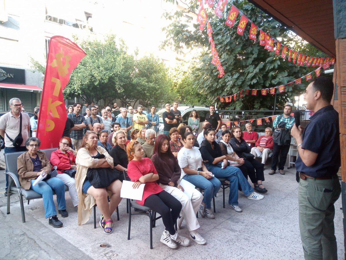 tkpninsesi's tweet photo. Bugün İzmir’in 19. semt evini, Şirinyer Semt Evi’ni açtık🚩

Açılışa katılan TKP Merkez Komitesi Üyesi Savaş Sarı: “Bağımsız, egemen, laik, halkın çıkarlarını gözeten, merkezi olarak planlanmış devletçi bir ekonomiye sahip, emekten yana bir Cumhuriyet, Sosyalist Türkiye… Türkiye’nin tek çıkışı burdadır ve biz bu gerçeği, bu iddiayı mahalle mahalle örgütleyeceğiz.“

@IzmirTkp