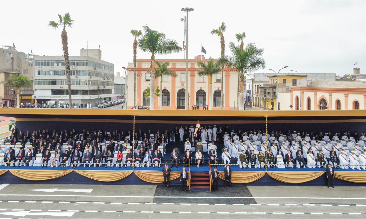 presidenciaperu's tweet image. ✅En el 202.° aniversario de la Marina de Guerra del Perú, la presidenta Dina Boluarte destacó el rol de esta institución al servicio del país, atendiendo a los peruanos en las zonas de frontera y acercando los servicios del Estado, a través de las #PIAS.