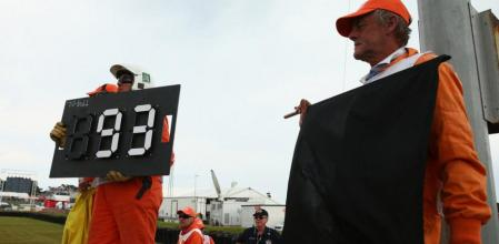 Swinxy's tweet photo. MotoGP de nuevo creando tendencia para la F1.

Os acordáis de la liada de los neumáticos y el 'cambio de moto' obligatorio de Phillip Island 2013 (que acabó con la bandera negra a Márquez por empanarse)?

Pues hoy han liado una parecida en la F1 en Qatar. https://t.co/BDqktLcQgF