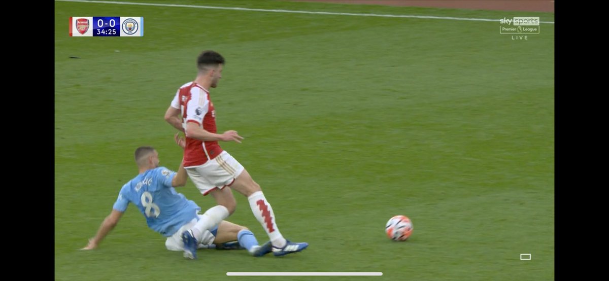 Arsenalnewschan's tweet photo. Absolute DISGRACE how is Matteo Kovacic still on this football pitch 🤐 🤬 https://t.co/agXJUeBc2N