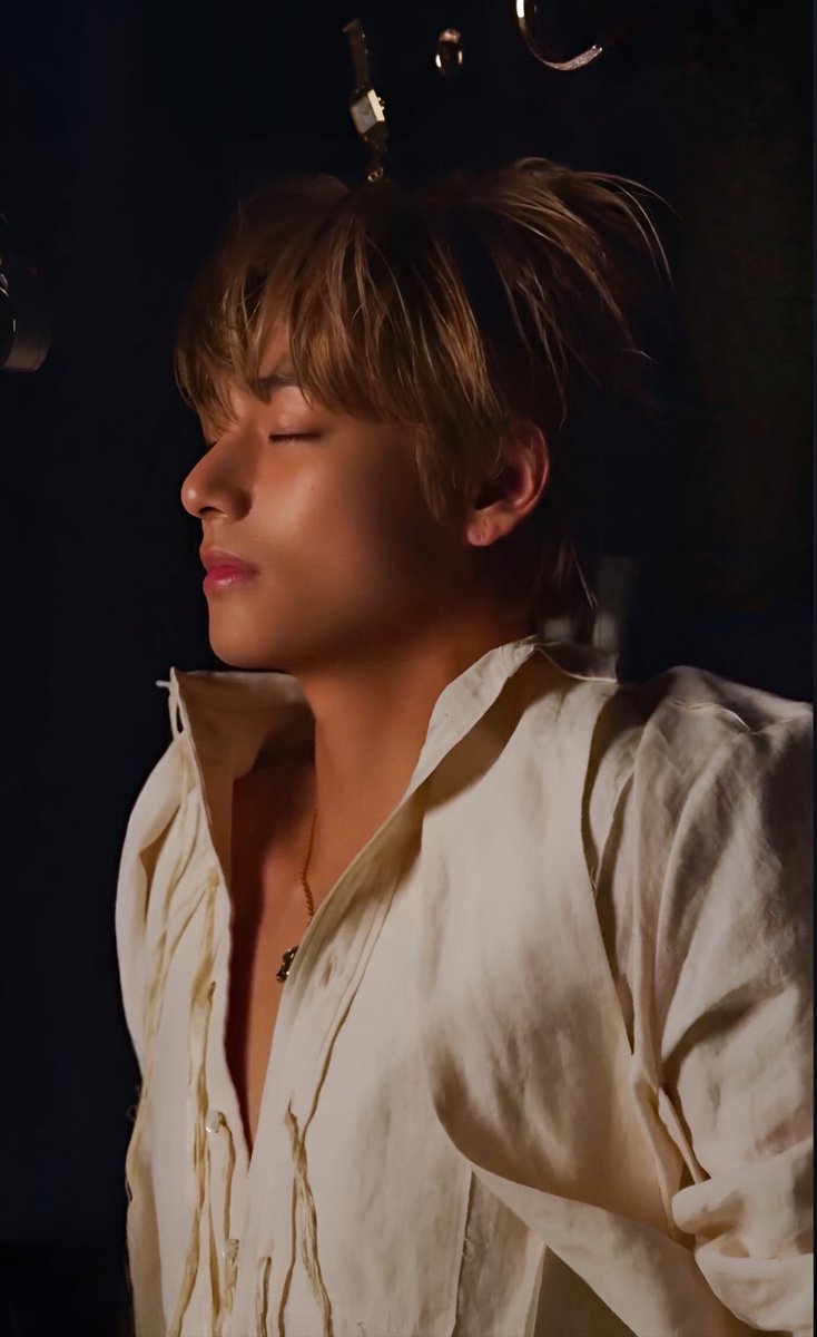 Taehyungimpact's tweet photo. Taehyung is so glowing ✨ https://t.co/gkeTuaA1zZ