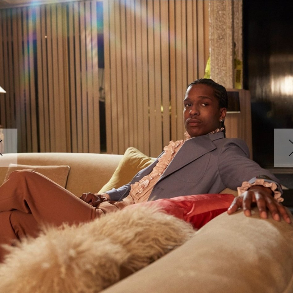 Goodygmflacko's tweet photo. This man right here has pissed off
Loud mouth Afro puff black woman 🐦 
Loud mouth gay black man 🐦 
Popgirl fan 🐦
Fans of his baby mom's exes 🐦
Niggas who keep getting dogged by women and on a war path 🐦 

and does is with a crisp Crest™️ smile and no acknowledgement 😌 https://t.co/yIBxyjKjMT