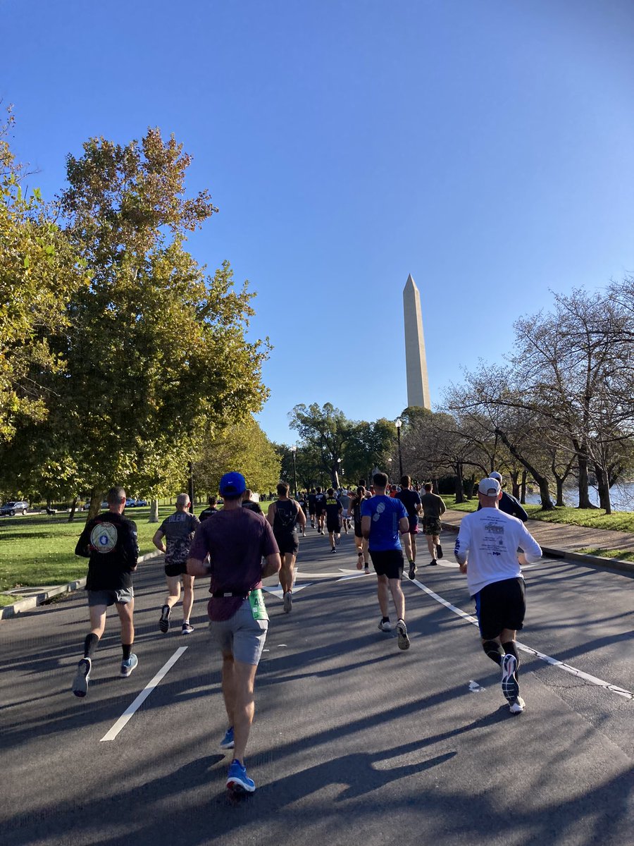 Hooah! Lead by example! #ArmyTenMiler genomförd tillsammans med ca 28000 andra löpare i Washington DC. Utmärkt arrangemang av US Army! Nytt personligt rekord igen, 1.16.33, än så länge hänger generalen med! #FMV levererar även på löparbanan! #svfm #säkpol #RunArmyRunStrong 🇸🇪🇺🇸