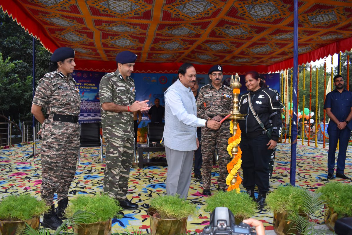 All Women Bike Expedition of @crpfindia today left from Jammu for its onward journey. The mission was flagged off by Sh RR Bhatnagar, Advisor to Hon'ble LG J&K at GC CRPF Jammu in the presence of Sh Sandeep Khirwar IPS IG CRPF and other senior officers and Force members.