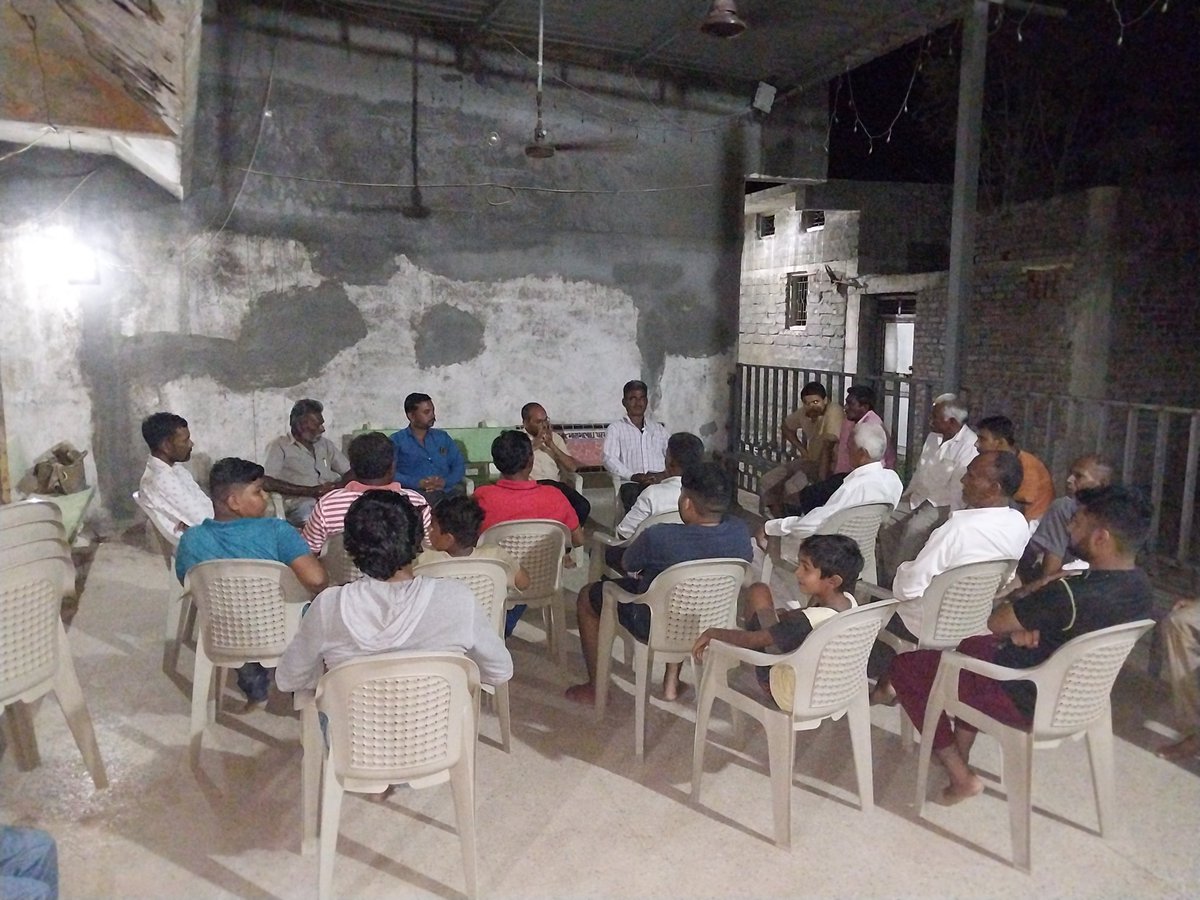 HareshBoricha17's tweet photo. વનાળી ગામે   મેરા દેશ કાર્યક્રમ અંતર્ગત કળશ યાત્રા બાદ સુમેસરા પરિવારના માતાજીના મઢે અનુસૂચિત  જાતિના પ્રશ્નો સાંભળવા રાત્રી સભાનું આયોજન કરવામાં આવ્યું  જેમાં વનાળી ગામના સરપંચ શ્રી તથા તાલુકા પંચાયતના સામાજિક ન્યાય સમિતિના સભ્ય અને તલાટી કમ મંત્રી શ્રી એચ  ડી બોરીચાએ હાજરી આપી https://t.co/FQqqjFaPYA