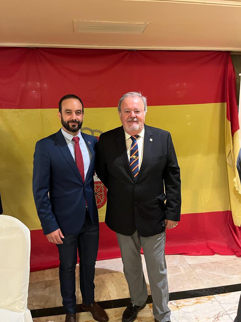 En este domingo plagado de actos también hemos acompañado a la Asociación de Antiguos Alumnos de la Guardia Civil en la entrega de sus Menciones de Honor y Felicitación. @corralillovalde 

Ha estado nuestro portavoz <a href="/vlopezroncero/">Vicente López-Peláez Roncero</a>.