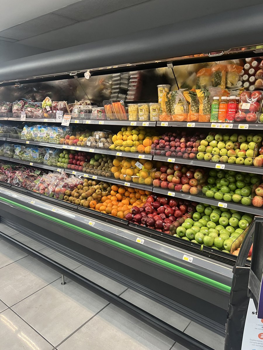 robrimola's tweet photo. He visto varios posts de gente haciendo amarillismo de estantes vacíos en supermercados, no se cómo estarán otros lugares pero les dejo fotos que yo mismo tomé hoy domingo 8 de octubre a las 10:15 https://t.co/hqQtfqhtwG