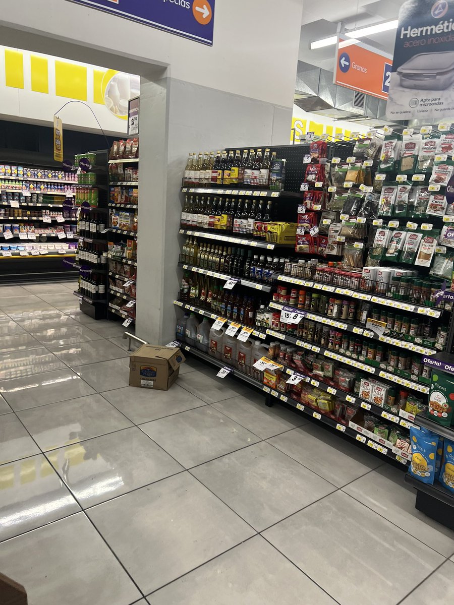 robrimola's tweet photo. He visto varios posts de gente haciendo amarillismo de estantes vacíos en supermercados, no se cómo estarán otros lugares pero les dejo fotos que yo mismo tomé hoy domingo 8 de octubre a las 10:15 https://t.co/hqQtfqhtwG