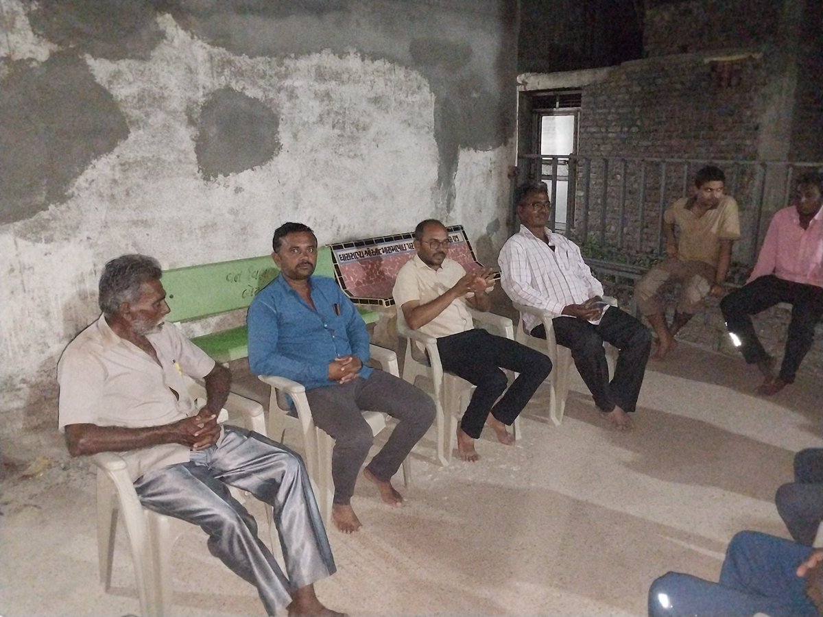 HareshBoricha17's tweet photo. વનાળી ગામે   મેરા દેશ કાર્યક્રમ અંતર્ગત કળશ યાત્રા બાદ સુમેસરા પરિવારના માતાજીના મઢે અનુસૂચિત  જાતિના પ્રશ્નો સાંભળવા રાત્રી સભાનું આયોજન કરવામાં આવ્યું  જેમાં વનાળી ગામના સરપંચ શ્રી તથા તાલુકા પંચાયતના સામાજિક ન્યાય સમિતિના સભ્ય અને તલાટી કમ મંત્રી શ્રી એચ  ડી બોરીચાએ હાજરી આપી https://t.co/FQqqjFaPYA
