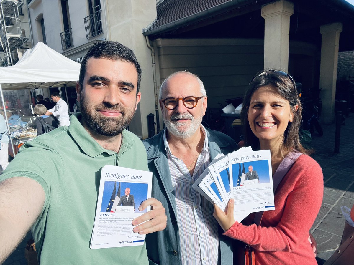 HorizonsSGL's tweet photo. A votre rencontre sur le marché de #SaintGermainenLaye à l’occasion des deux ans du parti d’Edouard Philippe. Merci pour votre accueil ! #Horizons2ans https://t.co/9nwteQdmAJ
