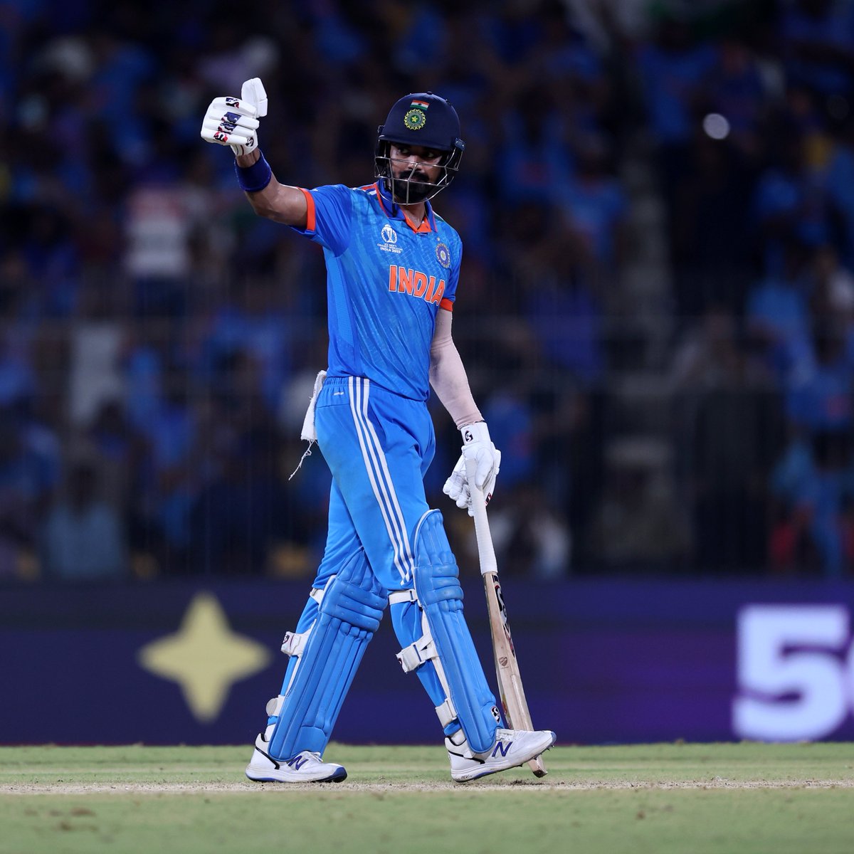 KL Rahul finishes off the chase with a MAXIMUM! 😎

He remains unbeaten on 97* &amp; #TeamIndia start #CWC23 with a superb win against Australia 🙌 

Scorecard ▶️ bit.ly/INDvAUS-CWC23

#CWC23 | #INDvAUS | #TeamIndia | #MeninBlue