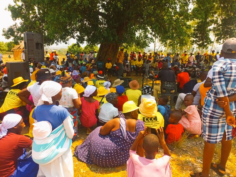 CitizenWakura's tweet photo. In Rural ward 17 Masvingo Central Today .Aganist all odds/ FAZ intimidation ,we won the council vote ,Parliamentary Vote & Presidental Vote in this ward .We said Siyabonga ,Thank you ,Tinotenda !!!
#Dzikisa Gejo ,Pasi Pane Mwando!!!
# CCC
#chamisachetechete! @CCCZimbabwe https://t.co/NX68YJbsr4