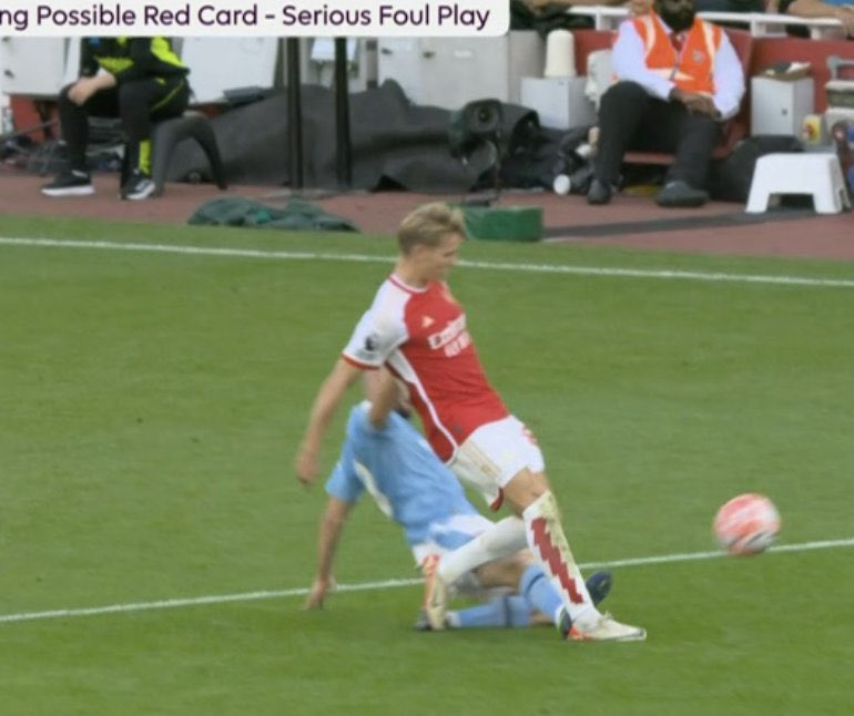 One_Two_Pass's tweet image. After Kovacic got the benefit of the doubt on the 1st call, feel as though the second foul, which was late, should’ve been a yellow. 

Had he not been on a card, feel the 2nd foul would’ve been a yellow. Good to have 11 Vs 11 on the pitch, but hopefully we get some 50/50 calls.