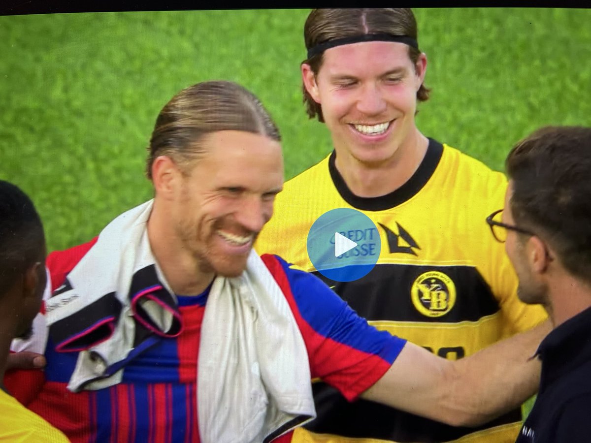 TvTrollo's tweet photo. Sommer, Sonne, Sonnenschein. Alles halb so schlimm beim FCB, gell Lang? #rotblaulive https://t.co/2rMjcC38ts