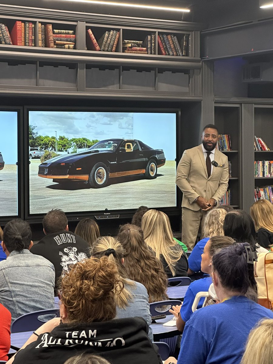 C_Forte4's tweet photo. Day 2 at @ronclarkacademy was another exciting day led by @kimbearden and @JBernadin then great break out sessions. @tfkempsr was dropping knowledge as always. Excited to continue the work of the House System. #rca #ronclarkacademy #HSLA https://t.co/mmDZQ8AXtL